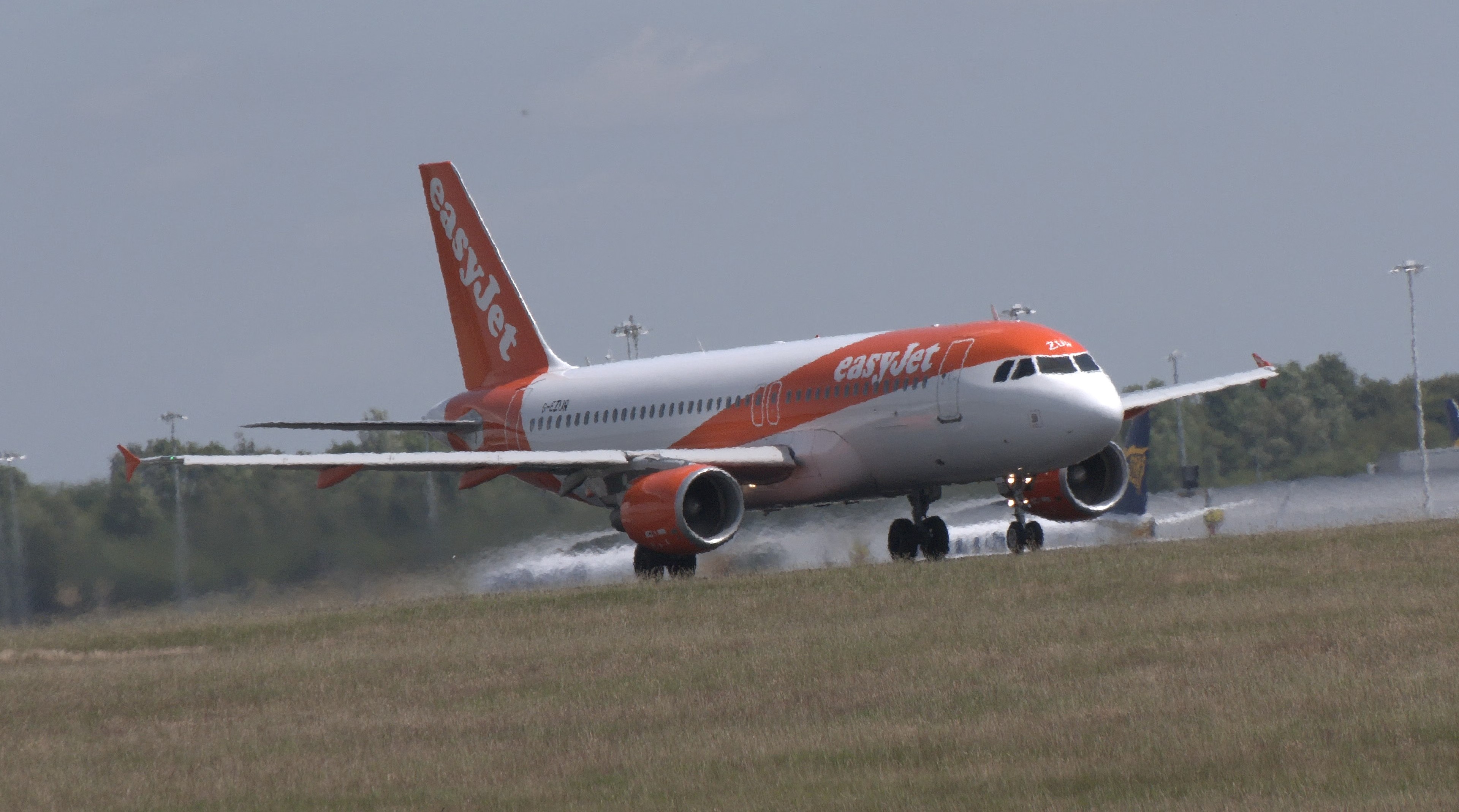 EasyJet Airbus A320 – Roaring Departure from London Stansted (STN)💨
